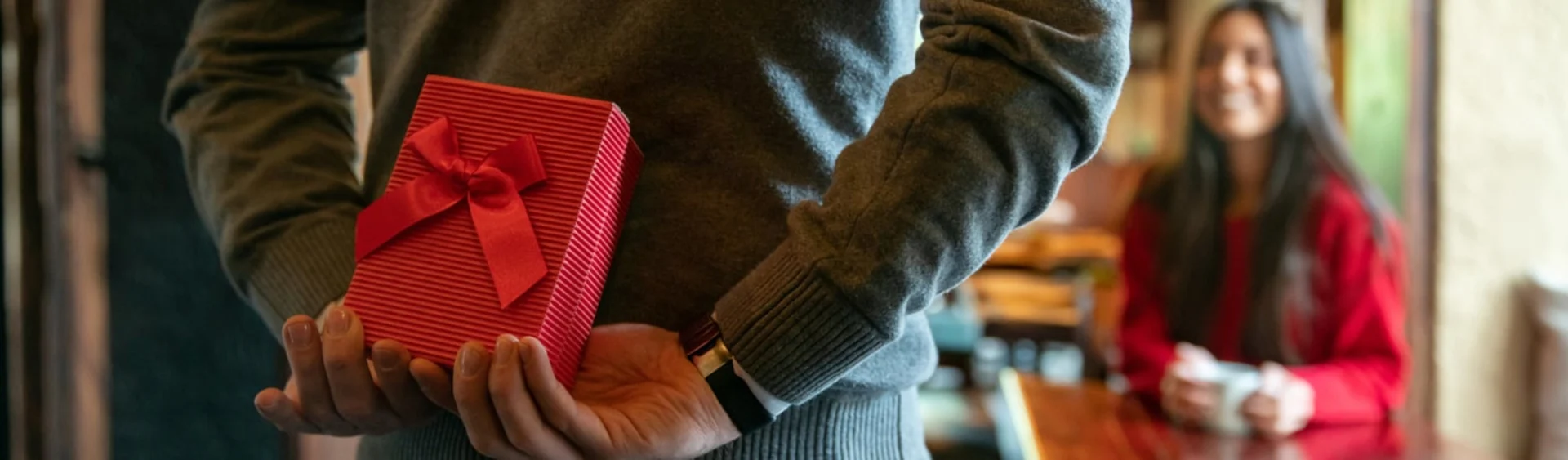 Banner image for content hub page: Sending Gifts for Valentines Day